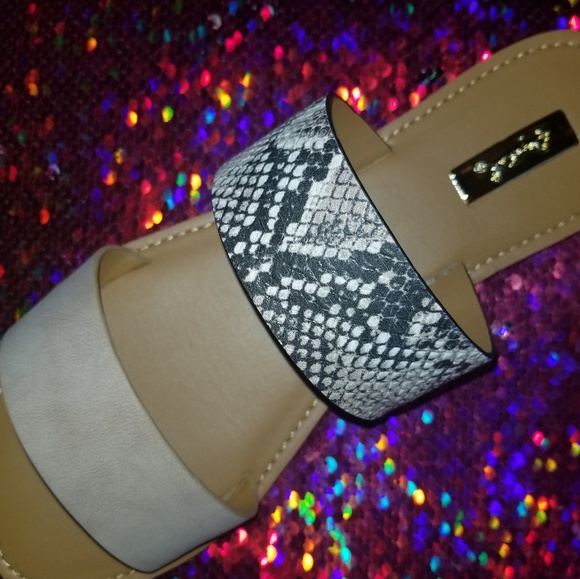 Sandals - Picture 2 of 4